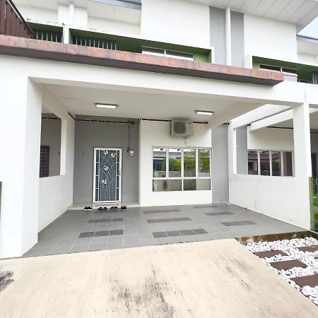 De Qasturee Klia@Kota Warisan Homestay Nearest To Airport Kampong Besut Dış mekan fotoğraf