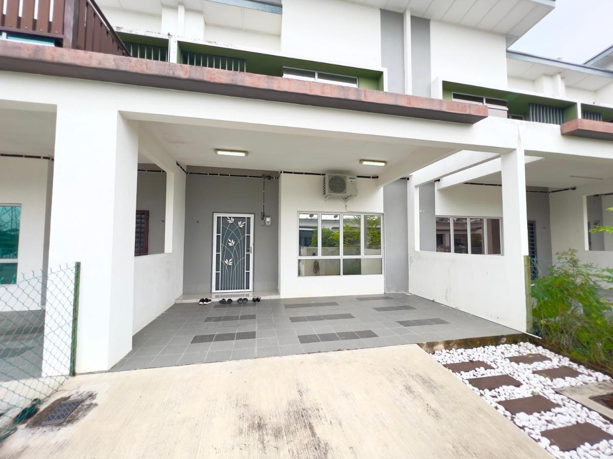De Qasturee Klia@Kota Warisan Homestay Nearest To Airport Kampong Besut Dış mekan fotoğraf
